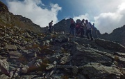 69 Discesa su placche rocciose con i Corni del Madonnino da sfondo